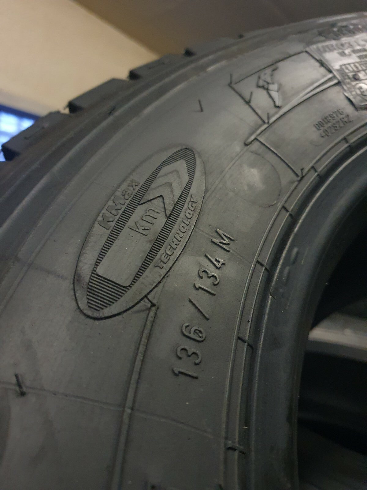 NEURUNDERNEUERT 50% förderfähige 245/70R17,5 3PMSF & M+S 136/134 M