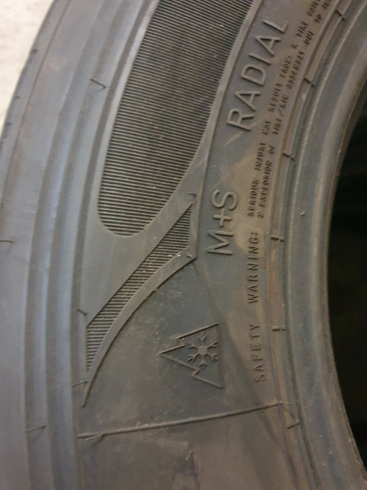 NEUE-RILLE ® GEBRAUCHTREIFEN 215/75R17,5 Good Year KMAX T 3PMSF für Anhänger