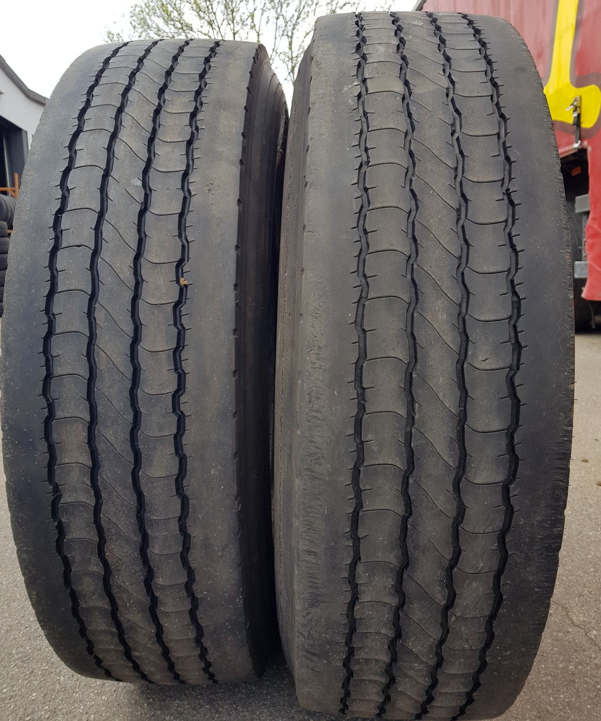 NEUE-RILLE ® GEBRAUCHTREIFEN 295/80R22,5  für Lkw / Bus