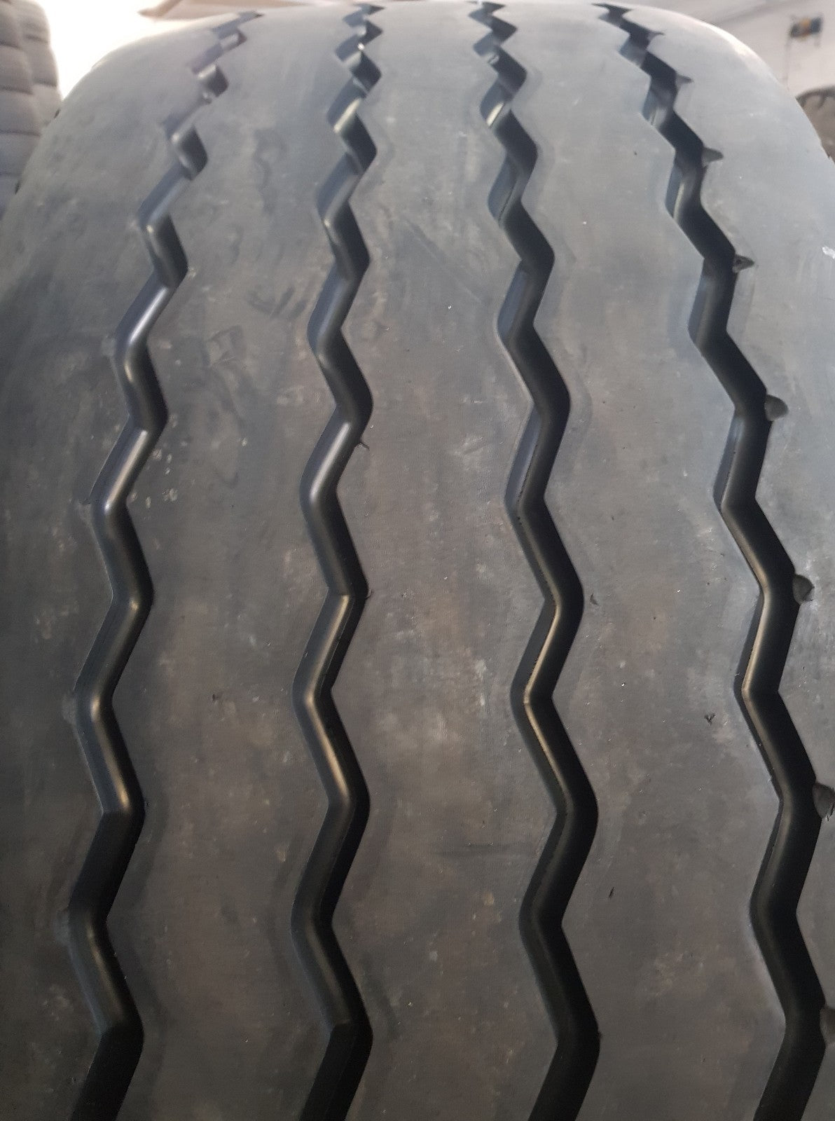NEUE-RILLE ® GEBRAUCHTREIFEN 385/65R22,5 für Anhänger & Lenkachse