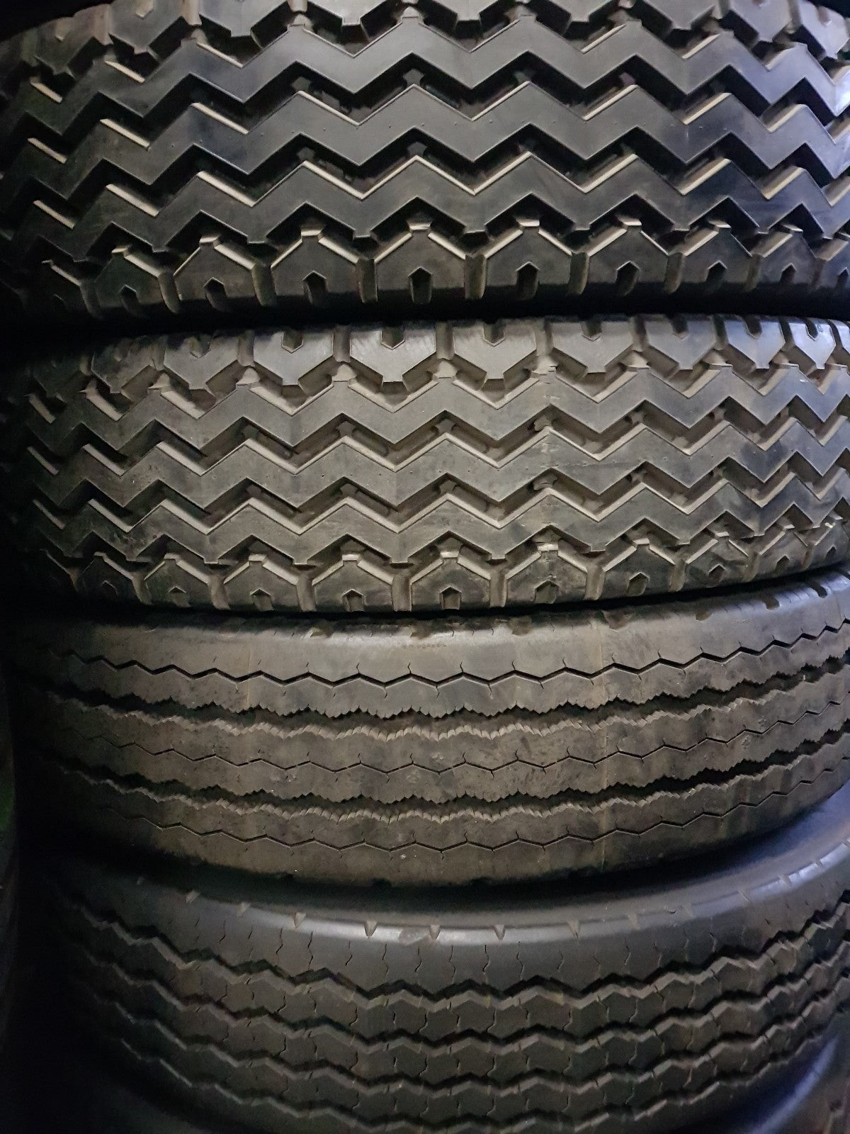 RUNDERNEUERT 11 R 22,5 und 12 R 22,5 Reifen