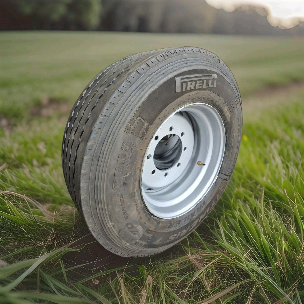 NEUE-RILLE® GEBRAUCHTREIFEN 385/65R22,5 auf neuer 8 Loch Stahlfelge ET0