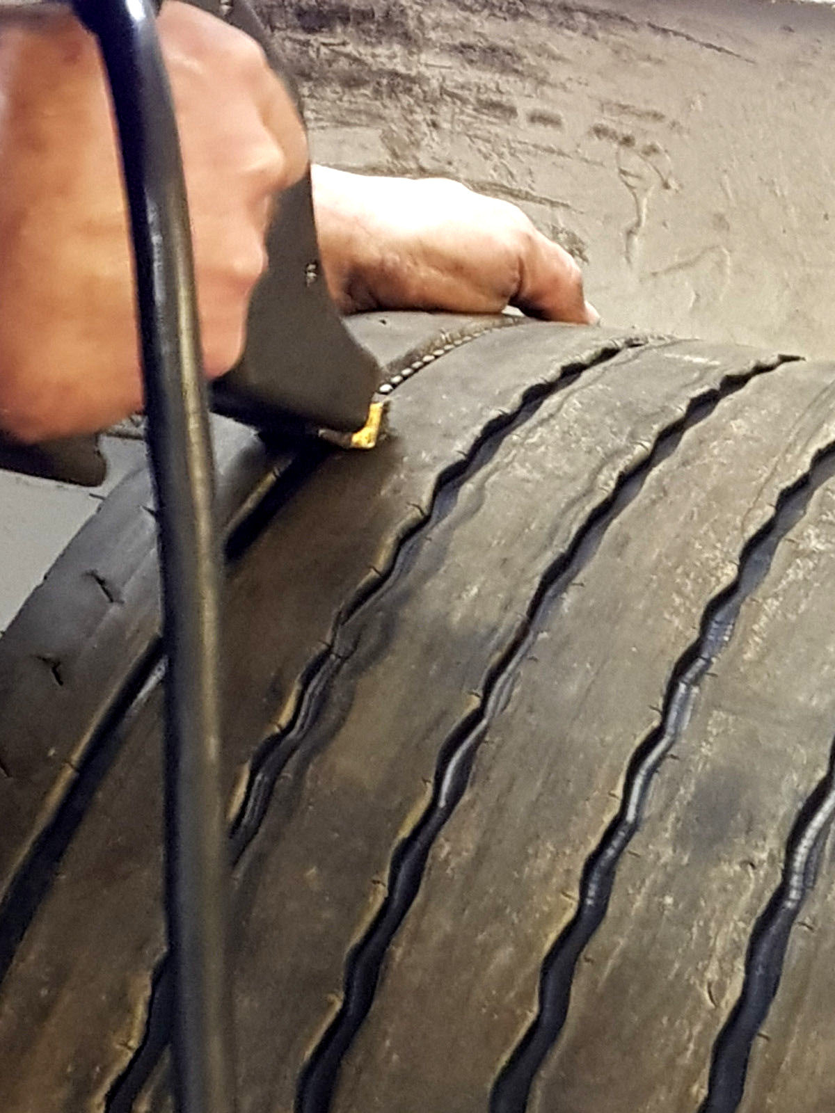 NEUE-RILLE ® GEBRAUCHTREIFEN 385/55R19,5 für Anhänger