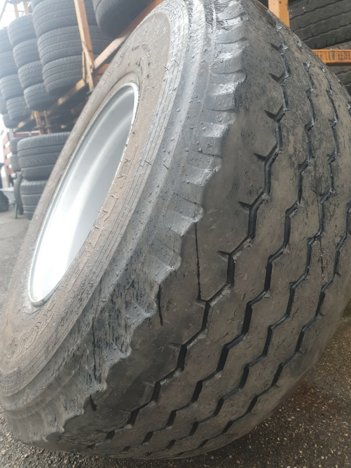 NEUE-RILLE ® GEBRAUCHTREIFEN 445/65R22,5 für Anhänger