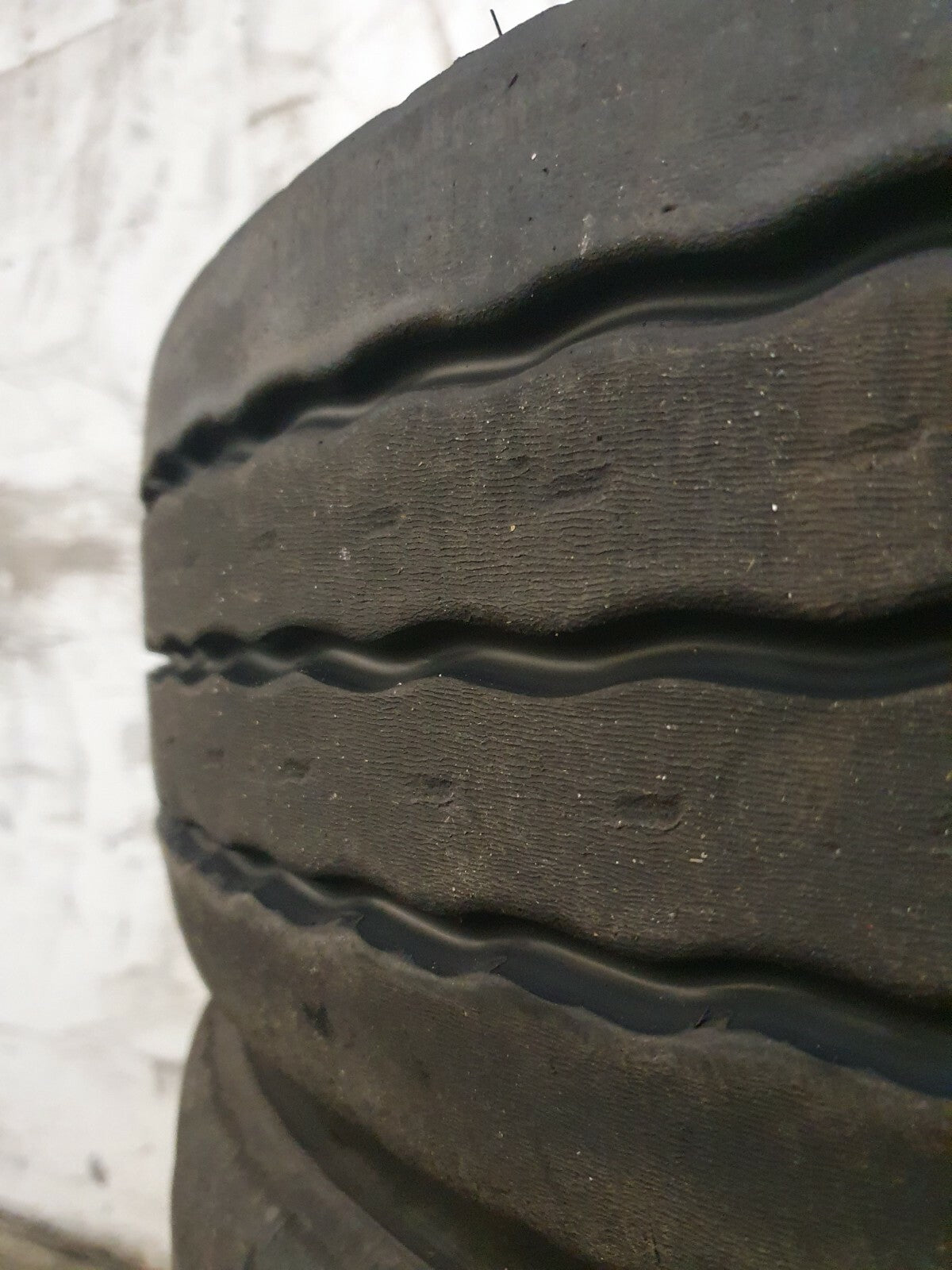 NEUE-RILLE ® GEBRAUCHTREIFEN 215/75R17,5 Good Year KMAX T 3PMSF für Anhänger