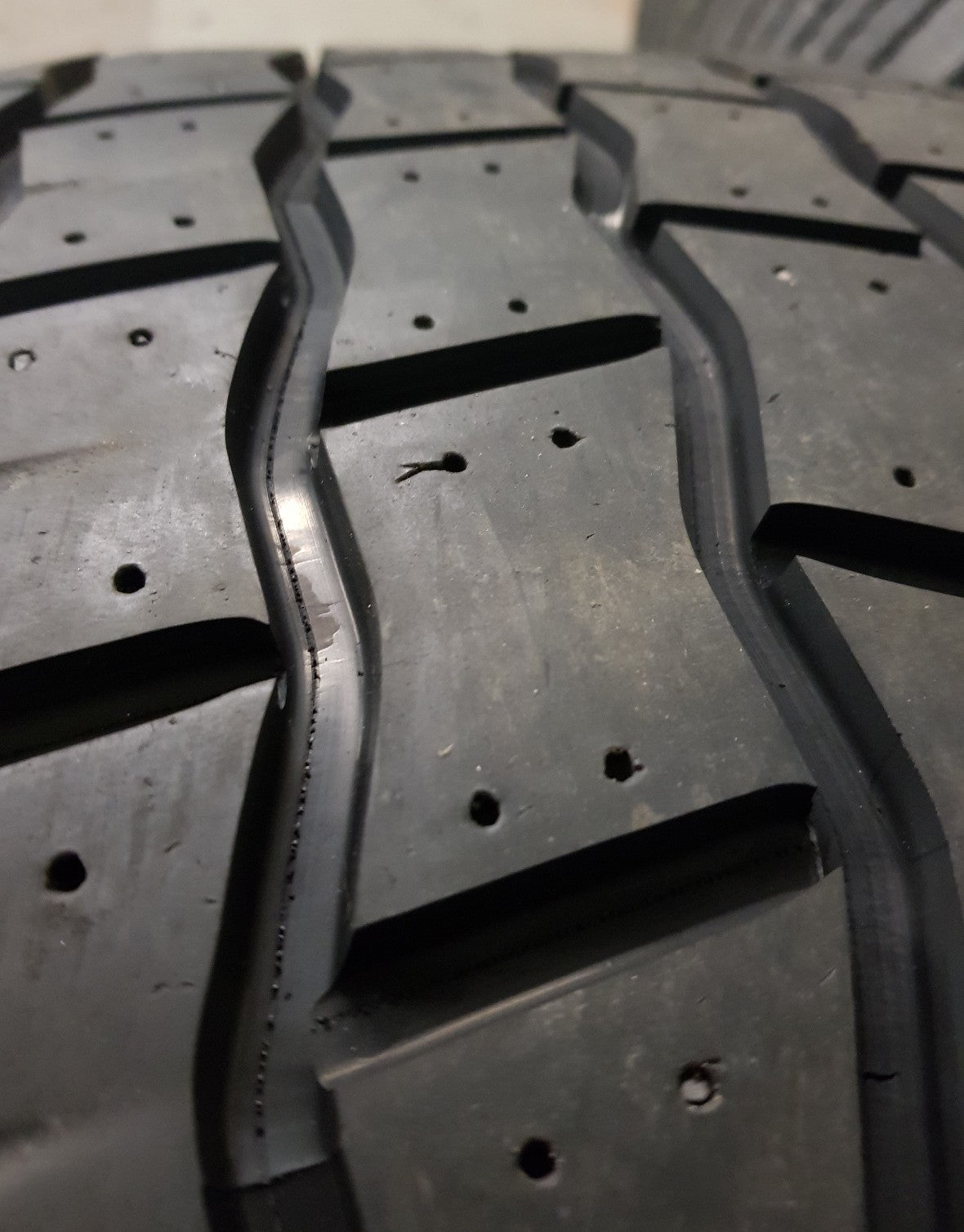 NEUE-RILLE ® GEBRAUCHTREIFEN 305/70R22,5 für Lkw