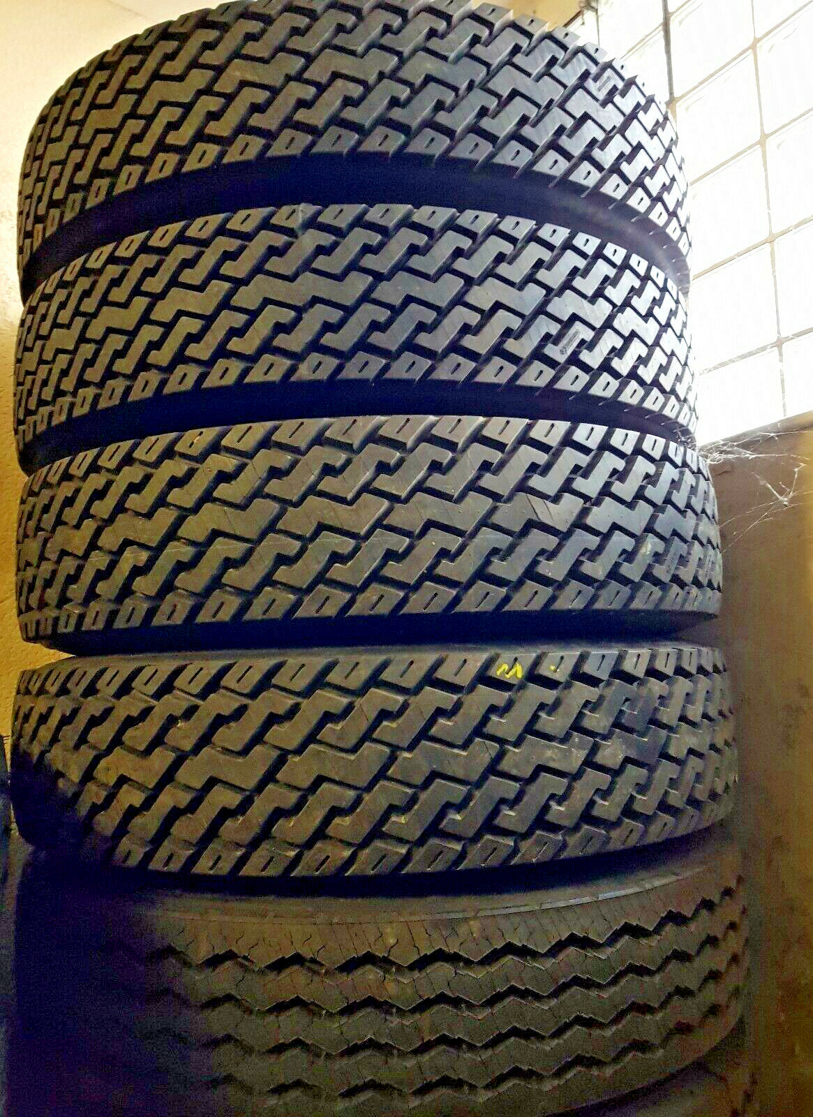 RUNDERNEUERT 11 R 22,5 und 12 R 22,5 Reifen