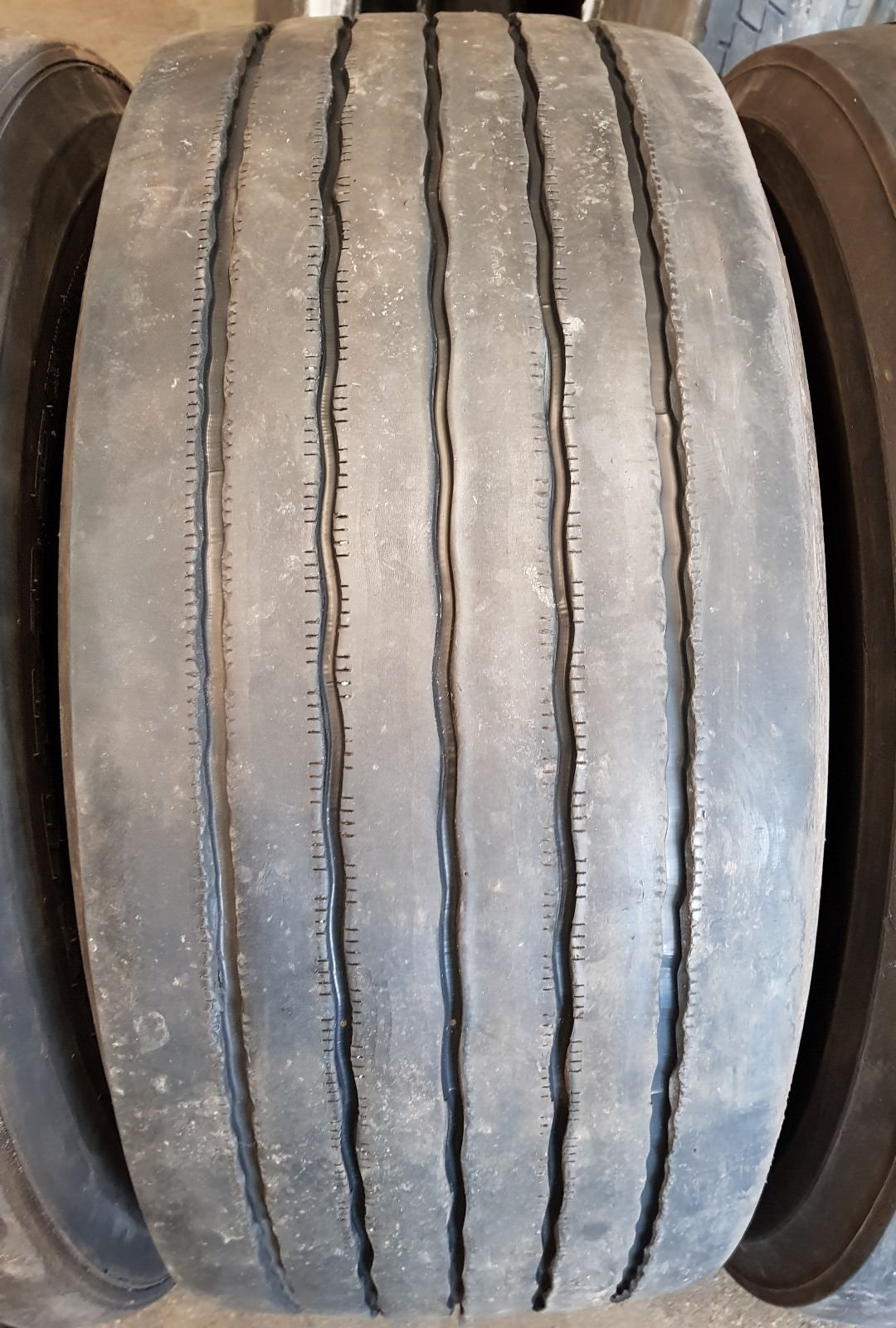 NEUE-RILLE ® GEBRAUCHTREIFEN 385/55R22,5 Anhänger & Lenkachse