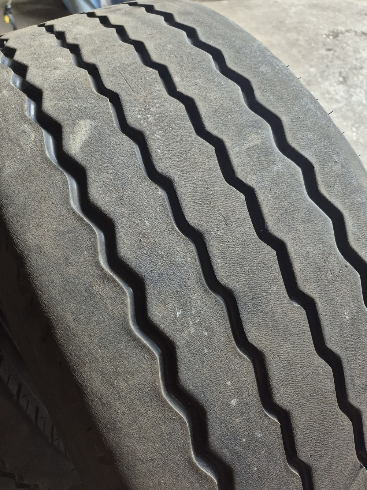 NEUE-RILLE® GEBRAUCHTREIFEN 385/65R22,5 auf neuer 8 Loch Stahlfelge ET0