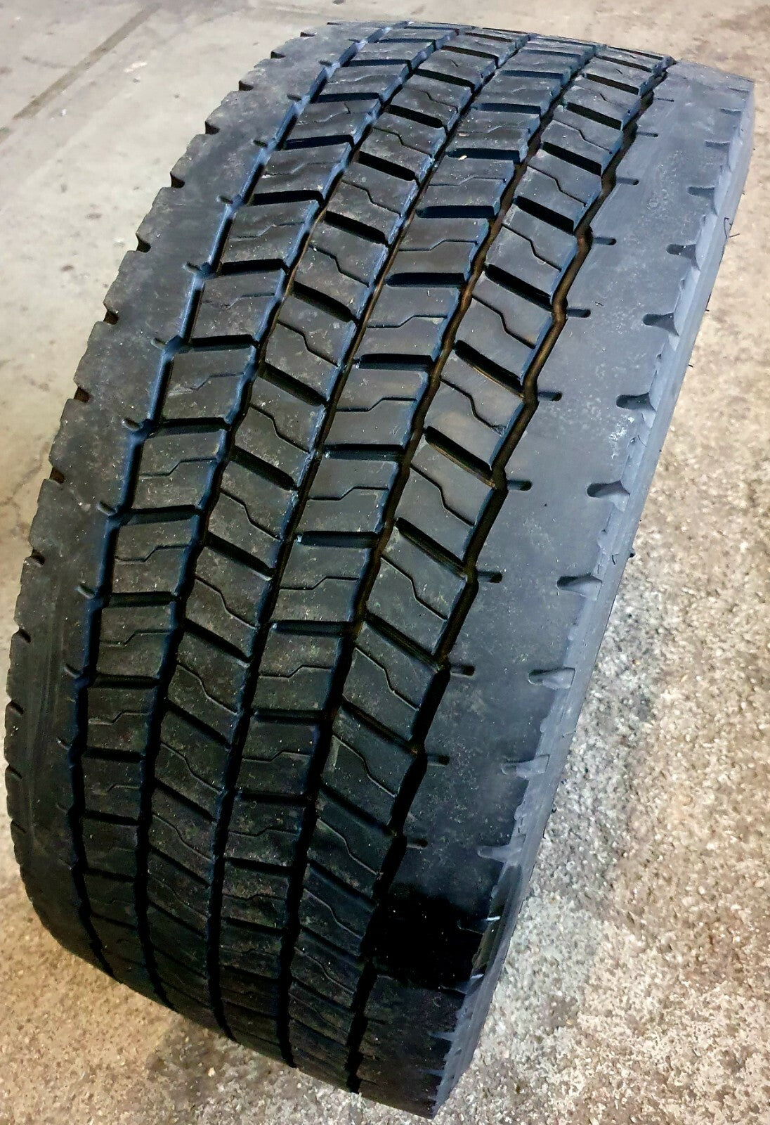 NEUE-RILLE ® GEBRAUCHTREIFEN 295/55R22,5 für Lkw