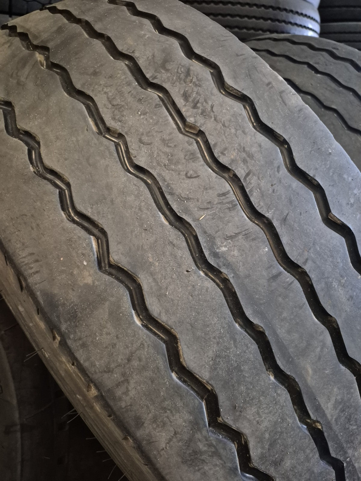 KOMPLETTRAD NEUE-RILLE® GEBRAUCHTREIFEN 385/65R22,5 & Alufelge gebraucht ET0 10L