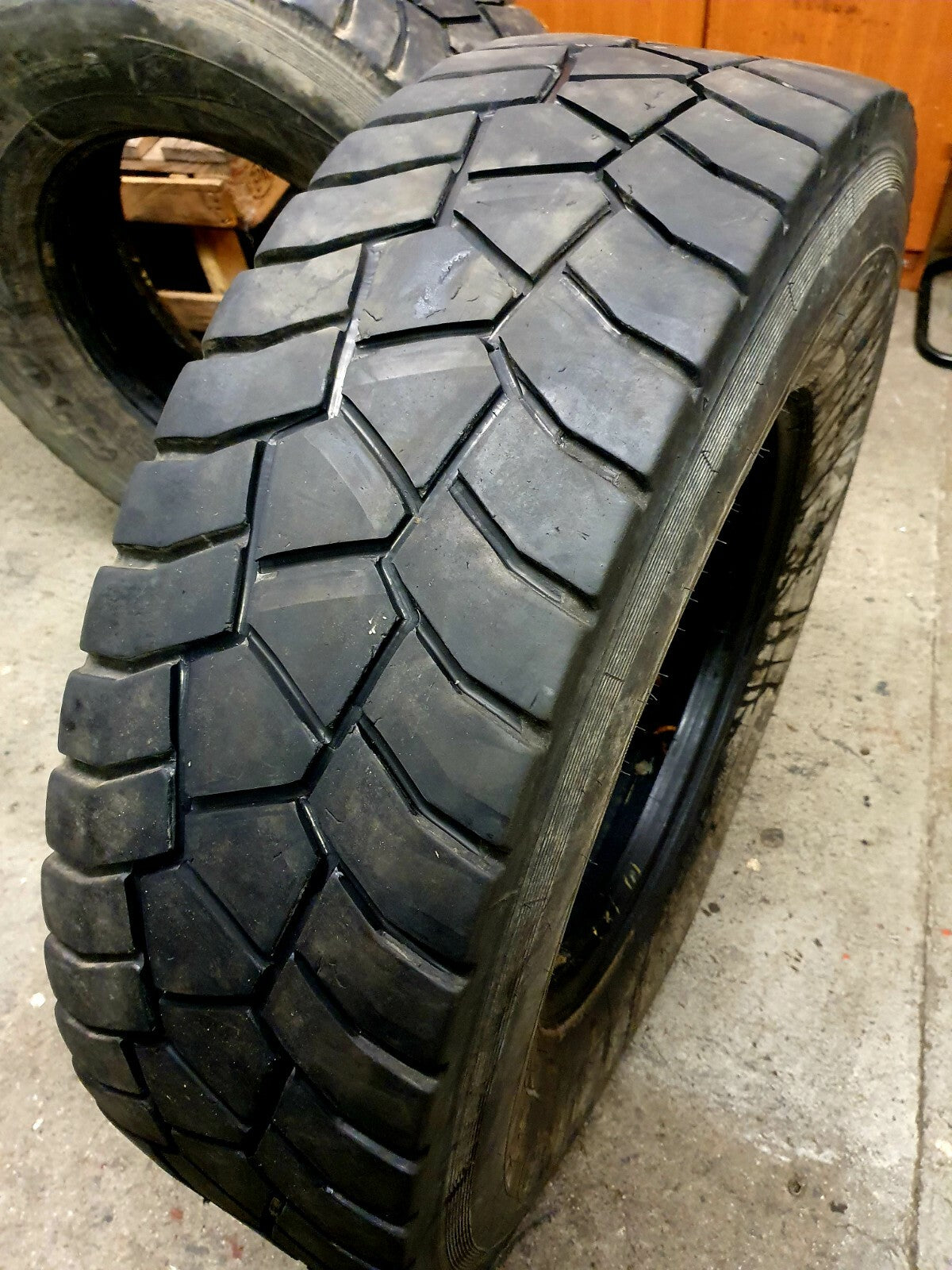 NEUE-RILLE ® GEBRAUCHTREIFEN 315/80R22,5 für Baustelle