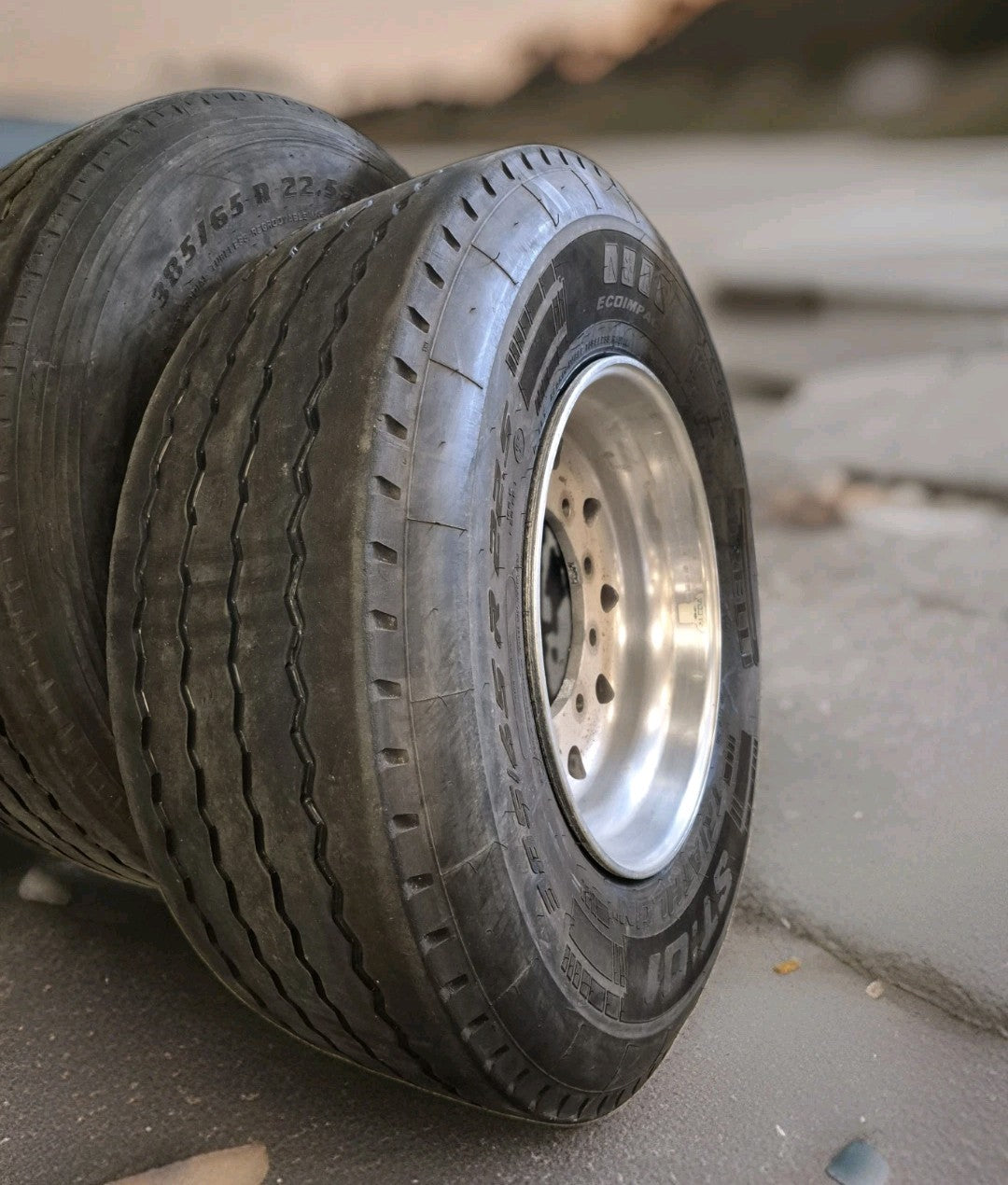 KOMPLETTRAD NEUE-RILLE® GEBRAUCHTREIFEN 385/65R22,5 & Alufelge gebraucht ET0 10L