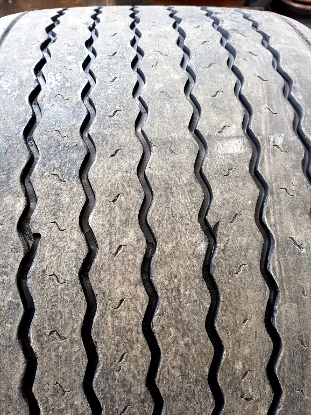 NEUE-RILLE ® GEBRAUCHTREIFEN 445/45R19,5 für Anhänger