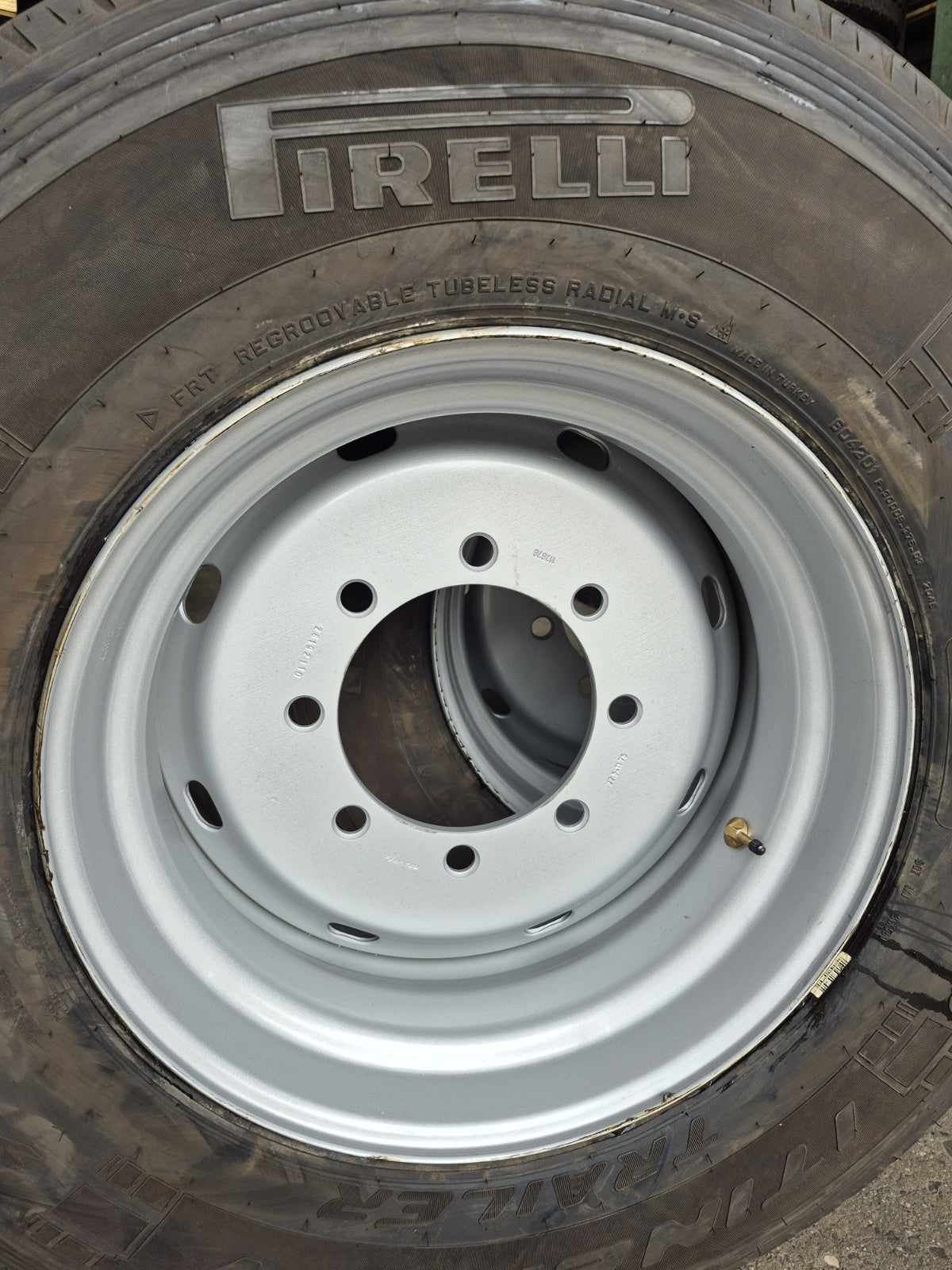 NEUE-RILLE® GEBRAUCHTREIFEN 385/65R22,5 auf neuer 8 Loch Stahlfelge ET0
